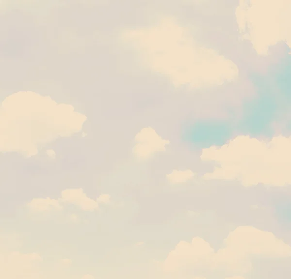 Облака голубое небо — стоковое фото