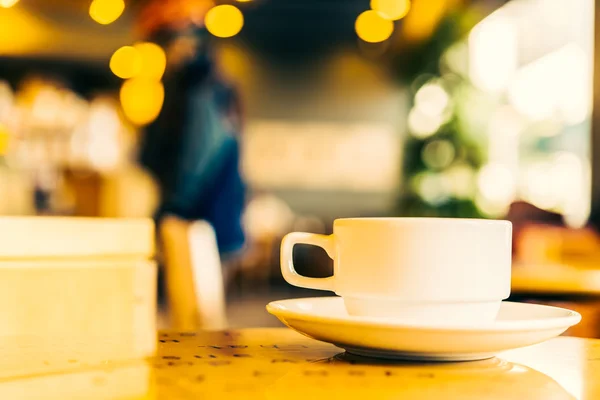 Coffee cup in coffee shop — Stock Photo, Image