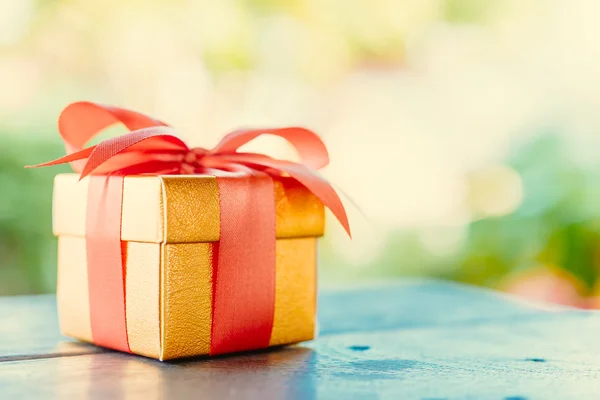 Gift box with ribbon — Stock Photo, Image