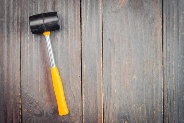 Herramienta de martillo sobre madera — Foto de Stock