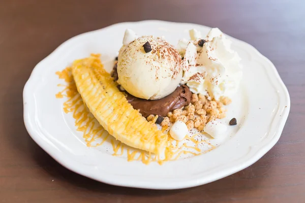 Vanilla ice cream dessert — Stock Photo, Image