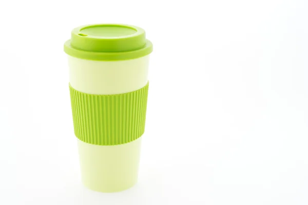 Groene kunststof koffiemok geïsoleerd op witte achtergrond — Stockfoto