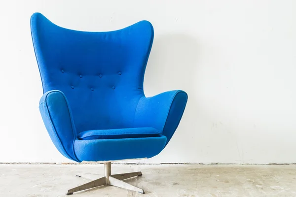 Синее антикварное кресло — стоковое фото