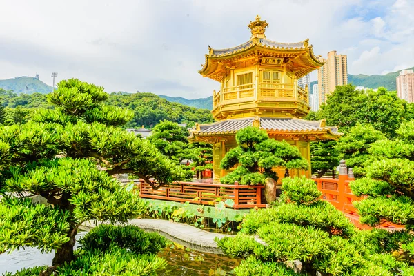 Gold Chinese pavilion — Stock Photo, Image