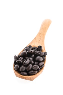 Tahta kaşıkta kahve çekirdekleri.