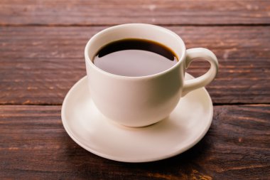 Ahşap üzerine kahve kupa