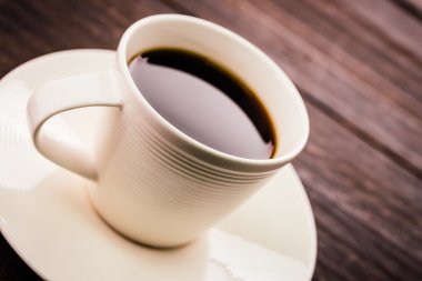 Ahşap üzerine kahve kupa