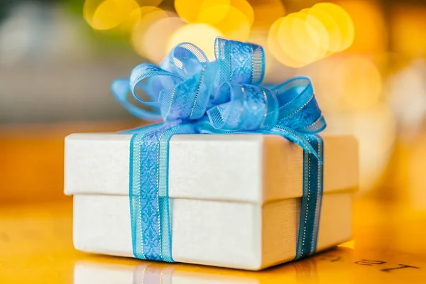 Confezione regalo con nastro — Foto Stock