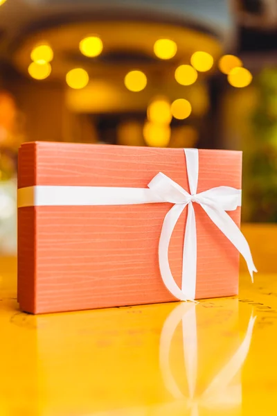 Caja de regalo con cinta — Foto de Stock