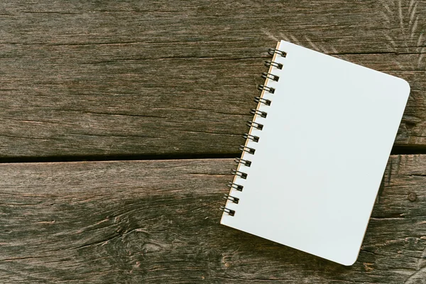 Cuaderno en blanco sobre madera — Foto de Stock