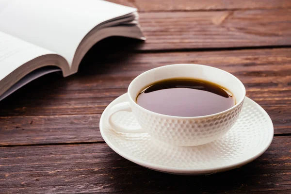 Kaffekopp och bok — Stockfoto