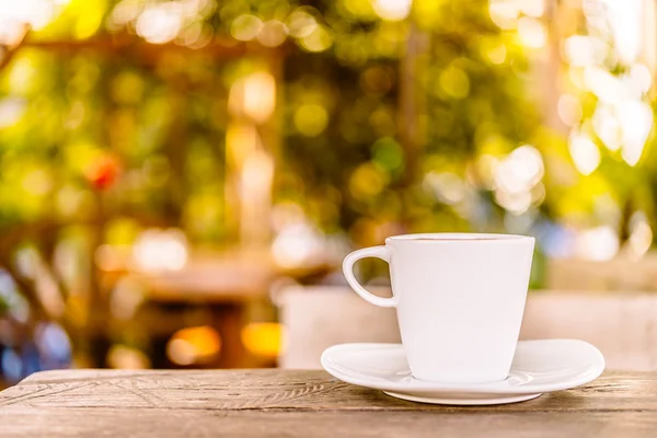 Caneca de café no café — Fotografia de Stock