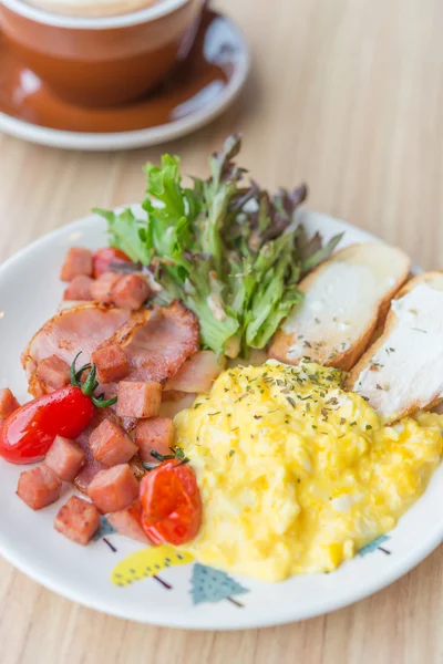 Placa llena de desayuno —  Fotos de Stock