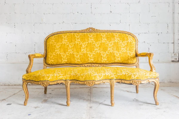 Żółty sofa starodawny — Zdjęcie stockowe