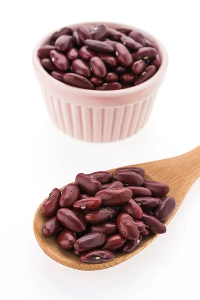 Frijoles rojos riñón aislado sobre fondo blanco —  Fotos de Stock