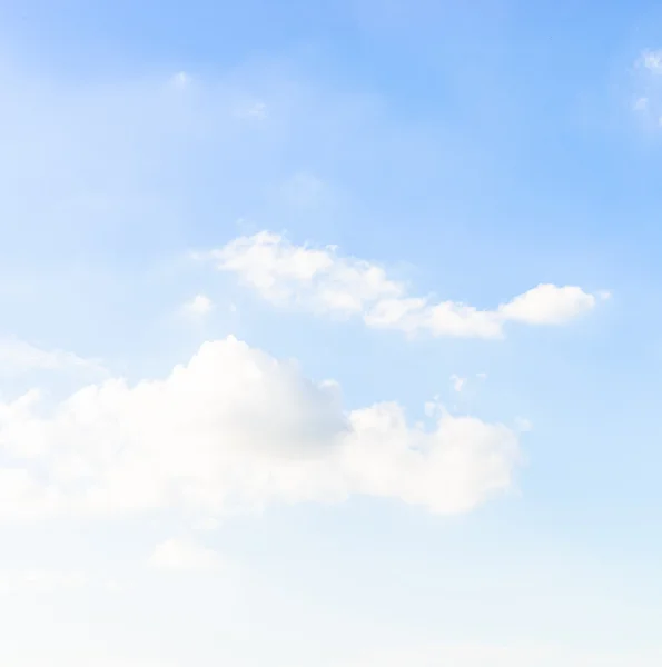 เมฆบนท้องฟ้าสีฟ้า — ภาพถ่ายสต็อก