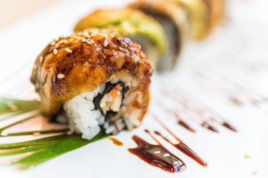 Yılan balığı balık suşi roll