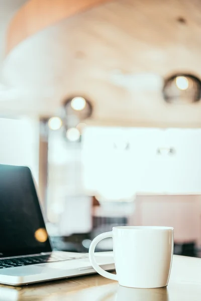 Coffee cup and laptop — Stock Photo, Image