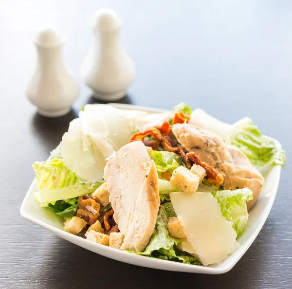 Grilled chicken salad - healthy food — Stock Photo, Image