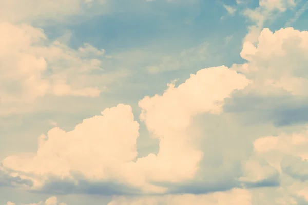 Хмара на блакитному небі — стокове фото