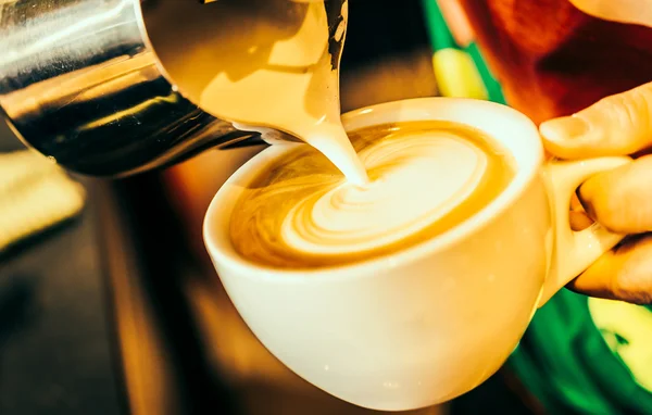 Hacer arte del café con leche — Foto de Stock