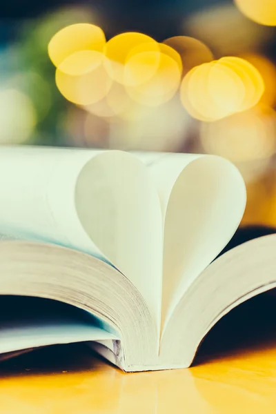 Libro che forma cuore — Foto Stock