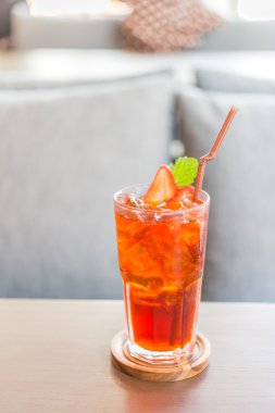 Çilek suyu kokteyli