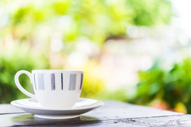 Kahve fincanı ahşap masada.