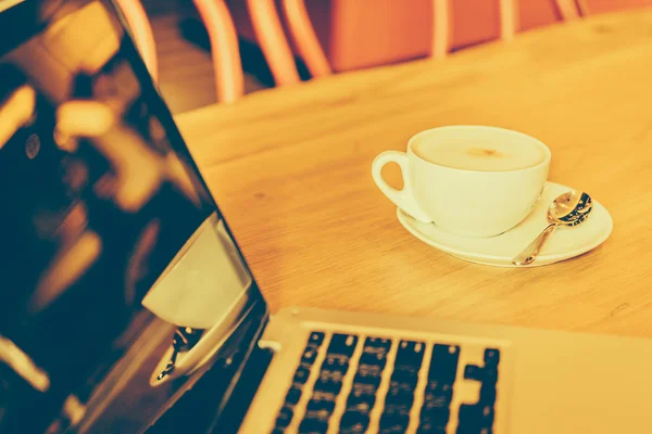 Tazza di caffè e laptop — Foto Stock