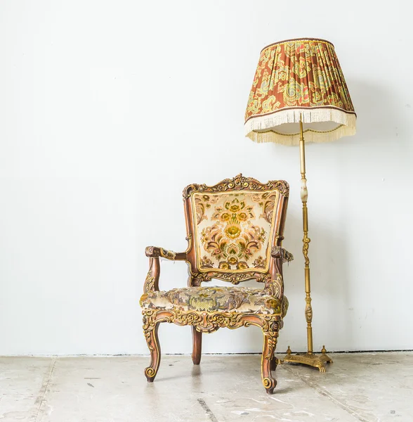 Krzesło Vintage i lampa — Zdjęcie stockowe