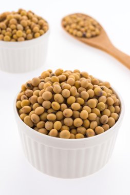 Soya fasulyesi beyaz arkaplanda izole