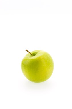yeşil elma beyaz üzerine izole