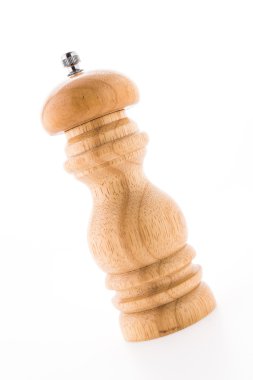 Beyaz arka plan üzerinde izole karabiber ahşap şişe