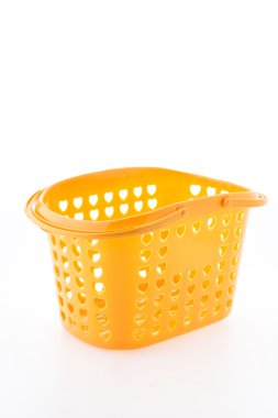 Beyaz arka plan üzerinde izole plastik alışveriş sepeti