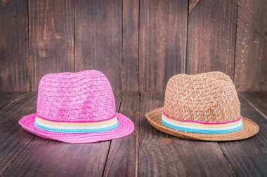 Ahşap arka plan üzerinde plaj şapka