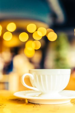 Kahve fincanı ahşap masada.