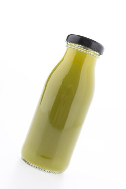 Beyaz arka plan üzerinde izole kivi suyu şişesi