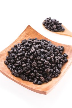 Beyaz arka planda izole kahve çekirdekleri