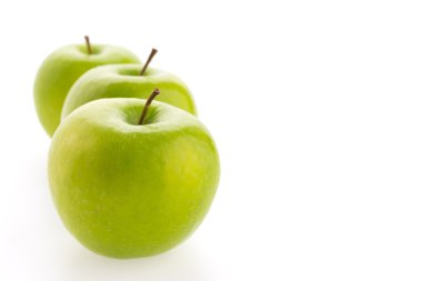 Yeşil Elma beyaz arkaplanda izole edildi