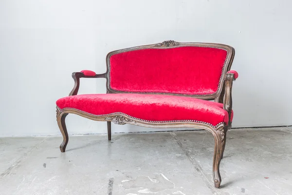 Punainen Vintage sohva — kuvapankkivalokuva