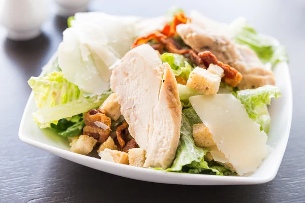 Grilled chicken salad - healthy food — Stock Photo, Image