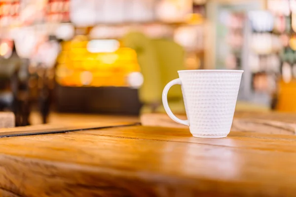 Coffee mug in coffee shop — Stock Photo, Image