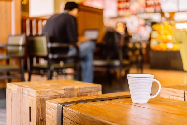 Cangkir kopi di kedai kopi — Stok Foto