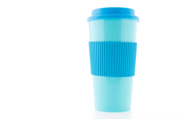 흰 바탕에 분리되어 있는 푸른색 플라스틱 커피 잔 — 스톡 사진