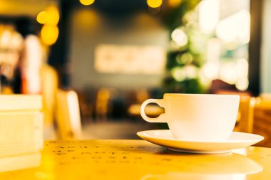 Kahve fincanı ahşap masada.