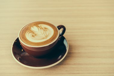 Kahve fincanı ahşap masada.