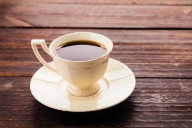 Ahşap üzerine kahve kupa