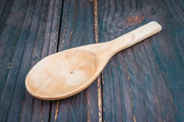 Ahşap üzerine tahta kaşık