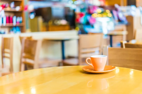 Taza de café sobre mesa de madera — Foto de Stock