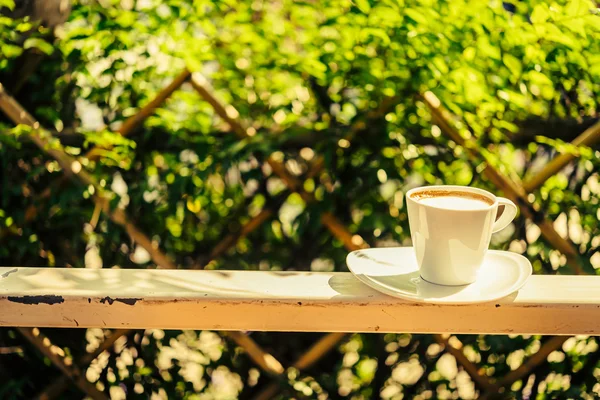 屋外でのコーヒー カップ — ストック写真